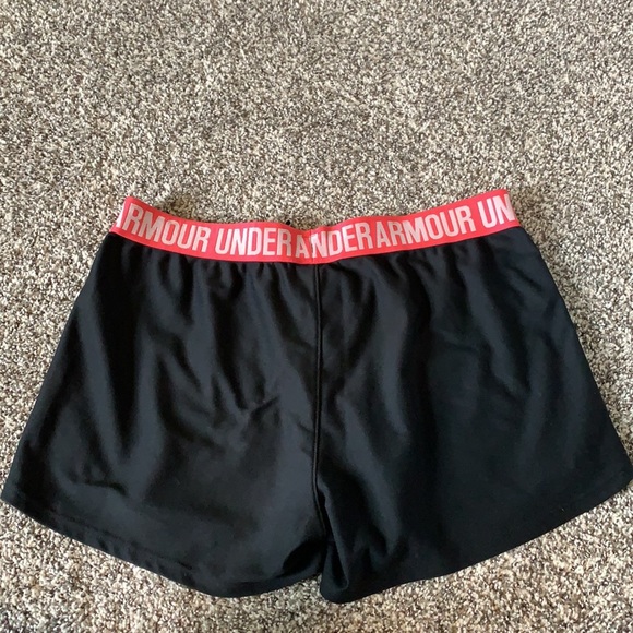 Black under armor shorts - Picture 4 of 5